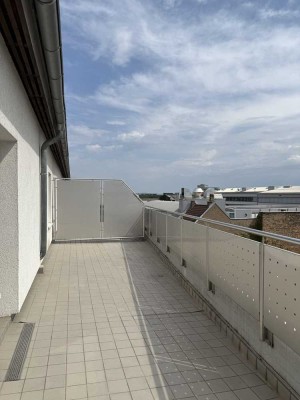 Modernes Wohnen mit Schlossblick & großer Terrasse - Kurzzeitmiete 12 Monate