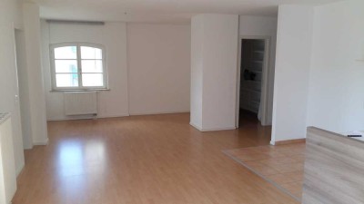 Geschmackvoll, modernisierte 2,5 Zimmer Wohnung mit geh. Innenausstattung mit Balkon und EBK