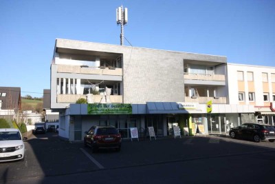 Renovierte 3 Zi. Wohnung mit großem Balkon und Einzel Garage