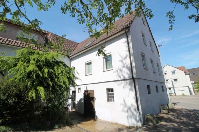 *** Geräumiges Wohnhaus mit großer Terrasse, Scheune & Garage ***