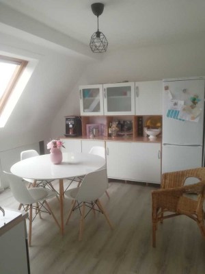 Stilvolle, vollständig renovierte 2-Zimmer-Dachgeschosswohnung mit Einbauküche Nähe Dormagen Bahnhof