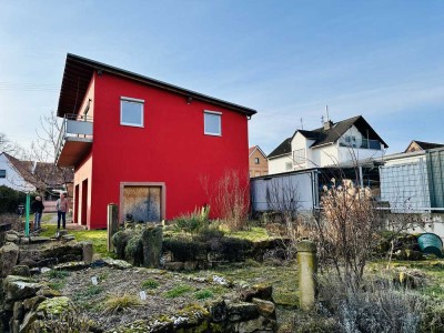 Großzügiges Zweifamilienhaus mit Großraumgarage und idyllischer Hof und Gartenanlage