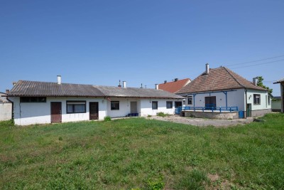 Ein - Mehrfamilienhaus mit Zusatzgebäude und Garagen