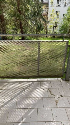 Gemütliche 2-Zimmer mit Laminat, Balkon und Wannenbad in ruhiger Lage! Vormieter verkauft EBK