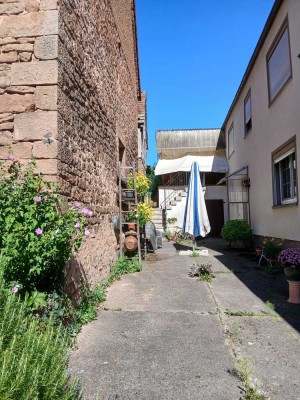 Einfamilienhaus mit Hochterrasse 
 2 Garagen und Hof 
Keine Makleranfragen
Privatverkauf !!