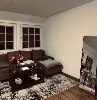 Schöne 2 Zimmerwohnung mit Einbauküche und Balkon; Zentrale Lage