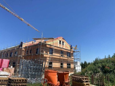 Erstbezug: Lichtdurchflutete 3 Zimmer Wohnung mit Terrasse