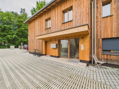Stilvoll Wohnen mit Garten :
Attraktive Erdgeschosswohnung in Pullach
- großes Souterrain