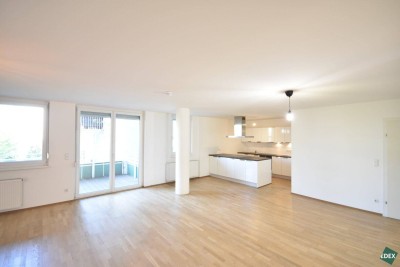 Familienwohnung: Schöne 4-Zimmer-Wohnung mit Balkon direkt an der Donau