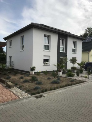 moderner Stadthausneubau mit Wärmepumpe, Carport, in Taucha