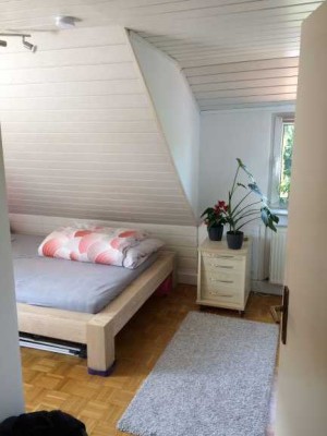 Für 2 Personen! Charmante 3,5 Zimmer DG-Wohnung mit EBK am Rande der Villenkolonie