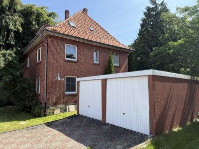 Hohenbostel-Barsinghausen: Mehrfamilienhaus mit 3 Wohnungen, Doppelgarage & grandiosem Grundstück!