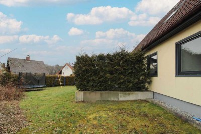 Modernisiertes Fertighaus mit 2 vermieteten Wohneinheiten und schön angelegten Außenbereich