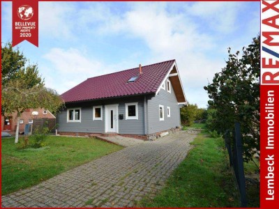 *  Holzhaus mit frischem Anstrich in Völlenerfehn  *