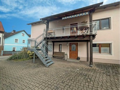 Jede Menge Platz: Zweifamilienhaus mit Nebengebäuden und Garagen