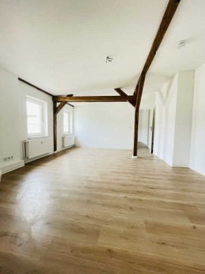 Geräumige 4-Raumwohnung im Dachgeschoss mit Einbauküche