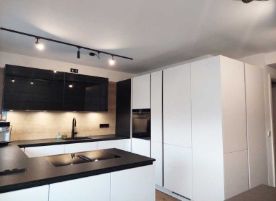Stilvoll modernisierte Etagenwohnung mit Loggia, EBK und Garage