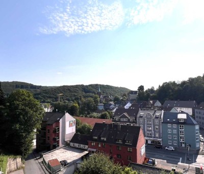 Sofort einziehen oder vermieten! Frisch renovierte 2-Zimmer ETW mit Weitblick, Balkon und Stellplatz