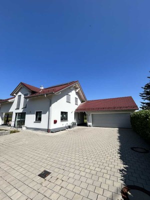 Familienfreundliches Einfamilienhaus mit Doppelgarage, großem Garten und moderner Technik