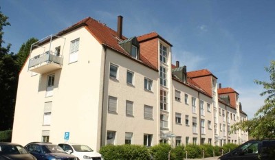 "Dachgeschossfeeling", großer Wohnbereich, Gäste-WC, TG-Stellplatz in beliebter Wohngegend Dresden K