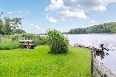 Sehen, ohne gesehen zu werden:
Großzügig Wohnen im Zweifamilienhaus mit Blick übers Lindauer Noor