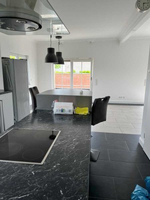 Moderne 2-Zimmer-Dachgeschosswohnung mit großer Dachterrasse in Köln-Rheinkassel – ruhig und Hell