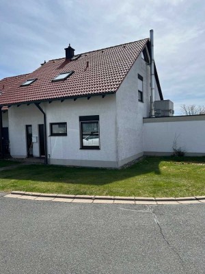 Doppelhaushälfte mit Garten und Garage