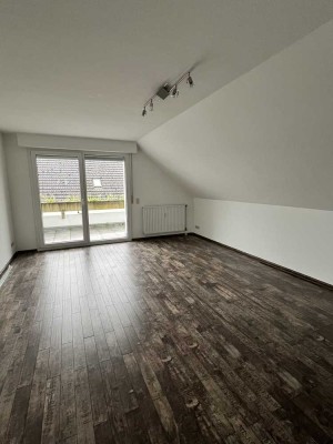 Schöne und neuwertige 2-Raum-Dachgeschosswohnung mit Einbauküche in Fröndenberg/Ruhr