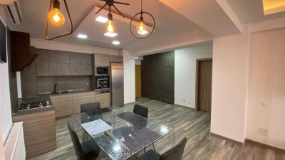 Freundliche und gepflegte 1,5-Zimmer-Wohnung mit Einbauküche in Oelsnitz
