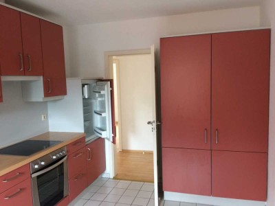 Freundliche drei Zimmer Wohnung mit Einbauküche