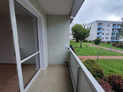 Erdgeschosswohnung mit Balkon und Stellplätzen vor der Tür