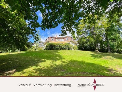 Villenanwesen mit Unternehmer-Geschichte auf 4.000 m² Parkgrundstück mit ca. 470 m² Wohnfläche.