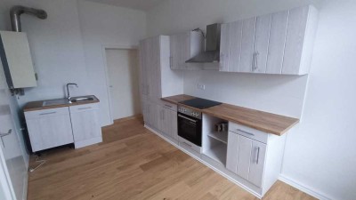 Erstbezug nach Sanierung, 3-Zimmer-Wohnung, zentrale Lage, Einbauküche, Eichenparkett, Badewanne