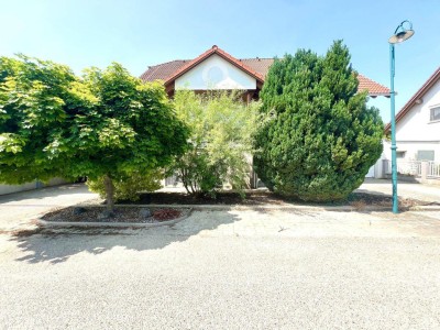ABSOLUT IDYLLISCHE LAGE I Haus mit Ausbaupotenzial I großzügige Terrasse I 4-Autostellplätze I Garage &amp; Carport I Fußbodenheizung I Tischler Einbauküche I absolute Ruhelage