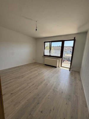 Gut geschnittene Wohnung mit Einbauküche und Balkon!