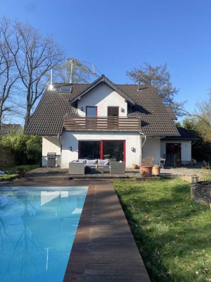 Freistehendes, geräumiges und modernisiertes Haus mit Pool und großem Garten in Köln Brück