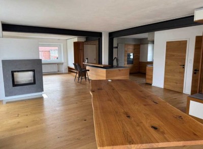 Modernisierte Wohnung mit viereinhalb Zimmern sowie Balkon und EBK in Göttingen