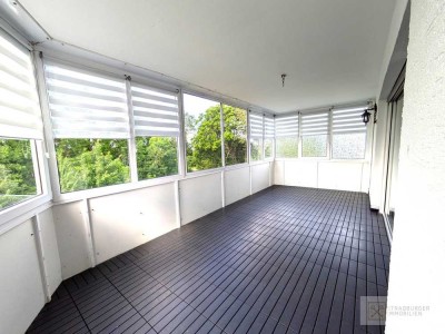 Charmante Eigentumswohnung mit Wintergartenflair und Garage in zentraler Lage
