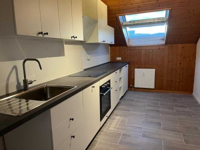 Exklusive 3,5-Zimmer-Dachgeschosswohnung mit geh. Innenausstattung mit Balkon und EBK