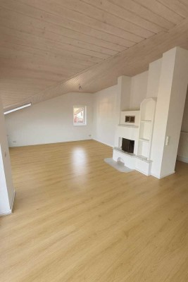 Grosse, renovierte, wunderschöne 3.5 Zi-Whg mit Balkon und Weitsicht