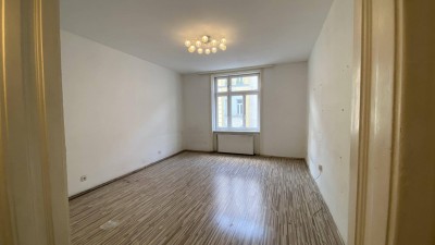 2 -Zimmer-Altbauwohnung - Sanierungsbedürftig