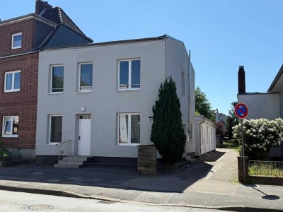 *2-Zimmer-Wohnung im Erdgeschoß mit kleiner Terrasse, Wallbox & Stellplatz*