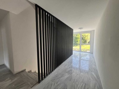 OFFENE BESICHTIGUNG AM SAMSTAG, DEN 20.09.25 UM 15 UHR!
STIL TRIFFT FRISCHLUFT!
NEUBAU!
3 Zimmer