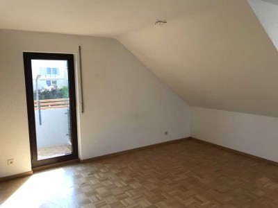 Geschmackvolle 2-Zimmer-DG-Wohnung mit Balkon und Einbauküche in Schorndorf