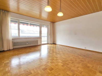 Renovierungsbedürftige 4-Zimmer-Wohnung mit Doppelgarage und Blick ins Grüne