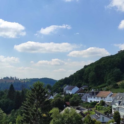 Ab sofort ein Mitbewohner: in gesucht - sehr schöne u. sonnenlichtdurchflutete Zwei-Etagen-Wohnung