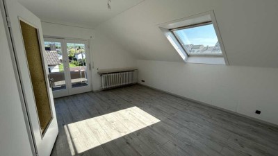 Helle, renovierte 2-Raum-Dachgeschosswohnung mit Balkon in Baden-Baden/Haueneberstein