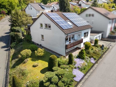 Flexibles Wohnen auf drei Ebenen – mit Garten & zwei Garagen