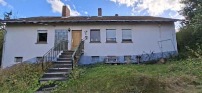 Ländliches Anwesen mit Stallungspotenzial: 2-geschossiges Haus, große Scheune, sowie Weideflächen