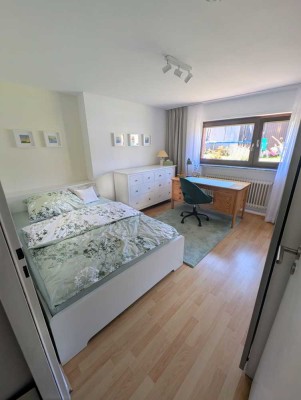 voll möblierte helle und ruhig gelegene Souterrain Wohnung